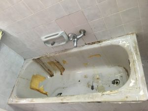 תיקון חור חלודה באמבטיה